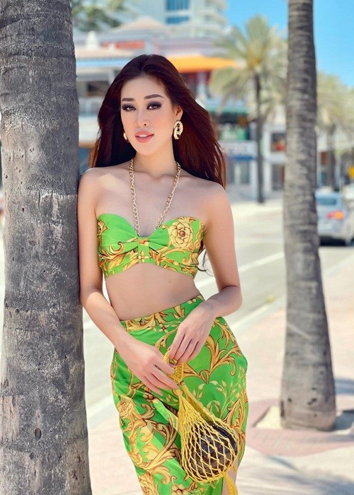  Hoa hậu Khánh Vân kết thúc hành trình tham gia Miss Universe 2020 - Hoa hậu Hoàn vũ Thế giới 2020 với thành tích top 21 chung cuộc. Sau chung kết, cô nán lại ở Miami, Florida, Mỹ 2 ngày.