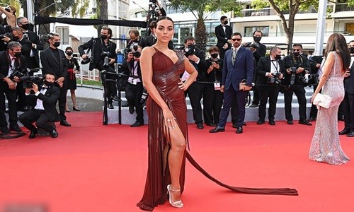 Georgina Rodriguez dự buổi công chiếu phim "France" - sự kiện nằm trong khuôn khổ LHP  Cannes 2021 diễn ra hôm 15/7 tại Paris.