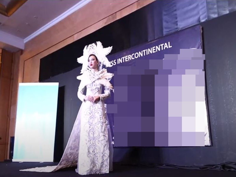 Ở phần thi trang phục dân tộc tại Miss Intercontinental 2021 - Hoa hậu Liên lục địa,  Trần Hoàng Ái Nhi lựa chọn thiết kế “Phượng Hoàng” của NTK Đặng Trọng Minh Châu. Ảnh chụp màn hình