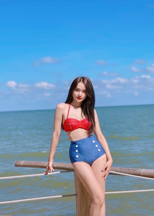  Hương Giang Idol là mỹ nhân Việt chăm khoe ảnh bikini. Mới đây, nàng hoa hậu chuyển giới chia sẻ bộ ảnh áo tắm trong một chuyến đi biển.