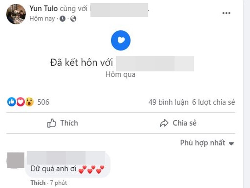 Sáng nay (ngày 4/11), trên trang cá nhân, Hoài Lâm cập nhật trạng thái “đã kết hôn”. Ngoài ra, nam ca sĩ còn để ảnh đại diện là bức ảnh bên một cô gái giấu mặt. Ảnh chụp màn hình