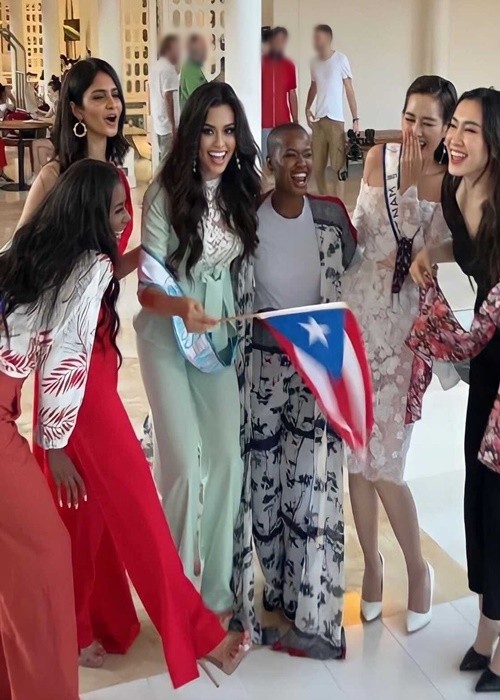  Đỗ Thị Hà đã đặt chân đến Puerto Rico tham gia Miss World 2021 - Hoa hậu Thế giới 2021. Trong ngày đầu tiên ở cuộc thi, cô diện váy ren trắng trễ vai. Đại diện Việt Nam cùng các thí sinh cuối cùng đến Puerto Rico được ban tổ chức cuộc thi chào đón nồng nhiệt. Ảnh: Instagram Aryam Diaz Rosado