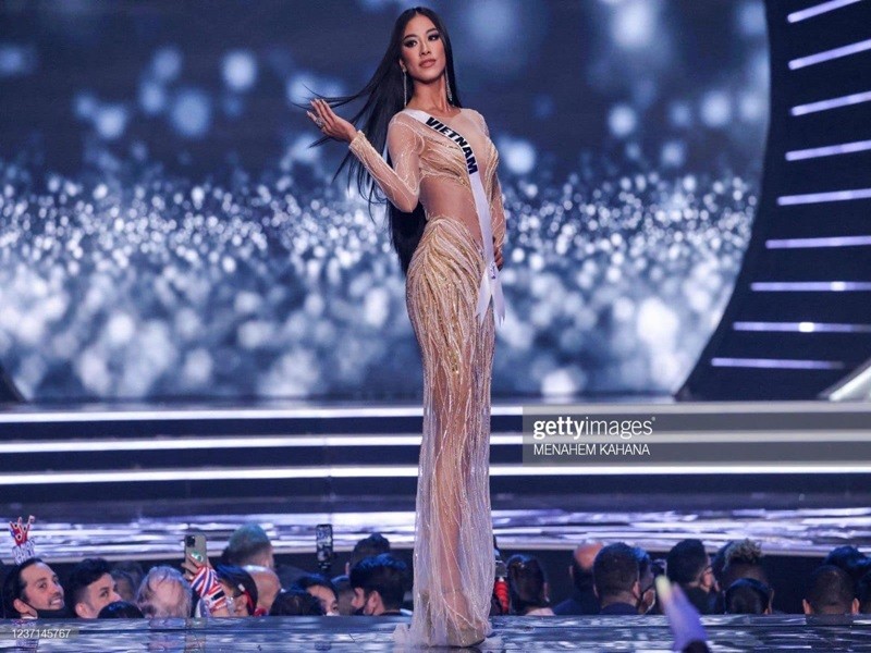 Rạng sáng ngày 11/12 (giờ Việt Nam),  Á hậu Kim Duyên bước vào bán kết Miss Universe 2021- Hoa hậu Hoàn vũ Thế giới 2021. Đại diện Việt Nam diện đầm được lấy cảm hứng từ sóng nước phản chiếu ánh nắng mặt trời buổi sáng trên sông ở phần thi trang phục dạ hội. Người đẹp trình diễn khá tốt, không gặp bất kỳ sự cố nào. Ảnh: FB Kim Duyên