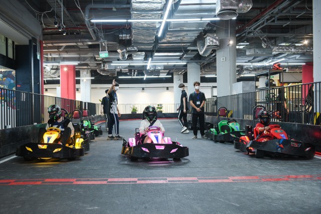  Đua xe Go-Kart vốn là một trò chơi trải nghiệm thu hút bạn trẻ yêu tốc độ từ 2 năm trước. Đến nay, thú vui đua xe này ngày càng được giới trẻ tiếp cận và là một trải nghiệm thú vị để thư giãn dịp cuối tuần. Ngày thường, trường đua ghi nhận khoảng 100 khách, riêng cuối tuần, lượng khách tăng gấp 3 lần. Người chơi được xem video hướng dẫn và mô phỏng cách điều khiển xe trước, sau đó, nhân viên sẽ trang bị bảo hộ, giáp tay, giáp chân, mũ bảo hiểm cho người chơi để đảm bảo an toàn trong mỗi lượt đua kéo dài 15 phút.