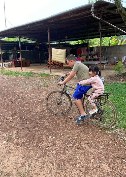  Lê Phương vừa đưa hai con là bé Cà Pháo và bé Bông về quê. Trên trang cá nhân, nữ diễn viên khoe khoảnh khắc con trai cưng chiều em gái.