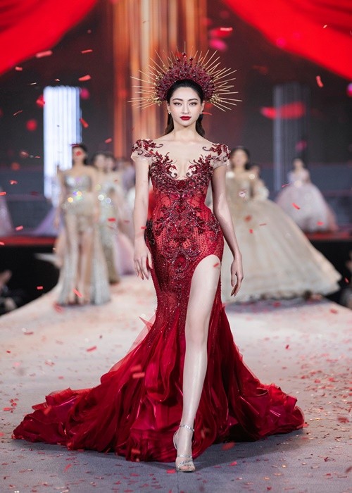  Lương Thùy Linh tham gia trình diễn ở Vietnam Beauty Fashion Fest - chương trình thuộc khuôn khổ cuộc thi Miss World Vietnam 2022 - Hoa hậu Thế giới Việt Nam.