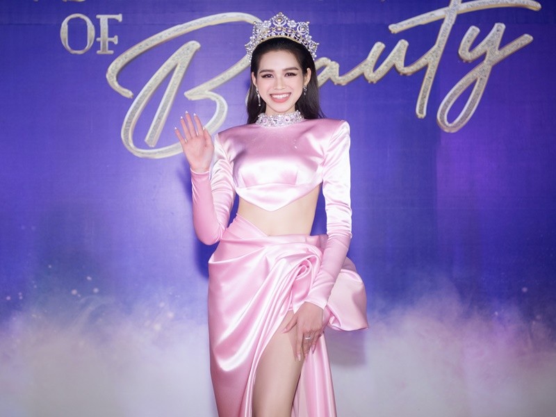 Tối qua (ngày 24/4),  Đỗ Thị Hà tham dự đêm chung khảo toàn quốc Miss World Vietnam 2022 - Hoa hậu Thế giới Việt Nam 2022. Cô diện đầm xẻ tà cao gam màu hồng.