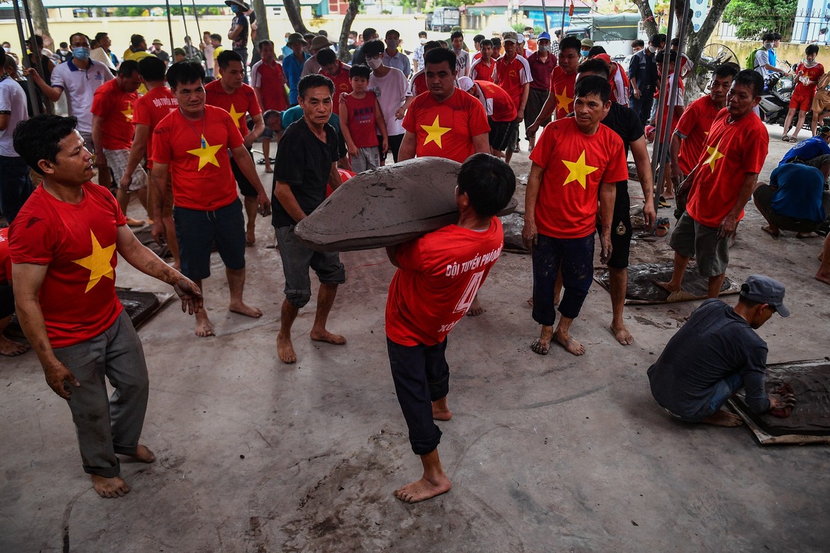 Chiều 30/4, tại nhà văn hoá thôn Phúc Lâm (xã Minh Đức, huyện Tứ Kỳ, tỉnh Hải Dương), những màn gieo  pháo đất truyền thống đã diễn ra sau 2 năm phải hoãn vì dịch Covid-19. Tương truyền, vào thời Hai Bà Trưng, khi giặc phương Bắc tới xâm lược, nữ tướng Lê Chân sai binh lính làm những quả pháo đất to, gieo xuống phát ra âm thanh như tiếng nổ lớn khiến kẻ thù khiếp sợ. Để tưởng nhớ công lao của nữ tướng, người dân ở một số huyện của tỉnh Hải Dương thường tổ chức chơi pháo đất vào những dịp hội hè, lễ Tết.