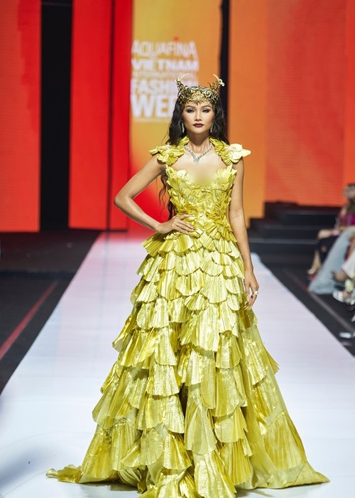 Tối 29/5,  H’hen Niê tham gia Tuần lễ thời trang quốc tế Việt Nam Xuân Hè 2022 (Vietnam International Fashion Week) ngày cuối.