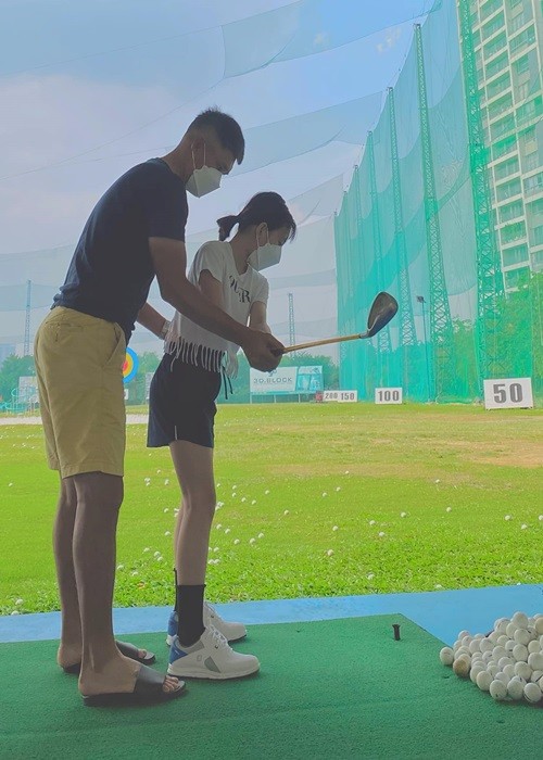 Trên trang cá nhân, Công Vinh vừa chia sẻ loạt ảnh dạy con gái Bánh Gạo đánh golf.