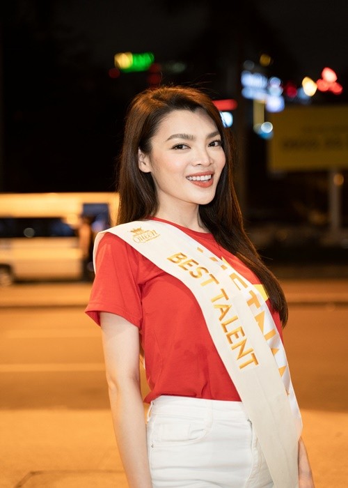 Chiều tối ngày 29/6,  Phùng Trương Trân Đài đáp chuyến bay từ Thái Lan về Việt Nam sau thời gian tham gia Miss International Queen 2022 - Hoa hậu Chuyển giới Quốc tế 2022.