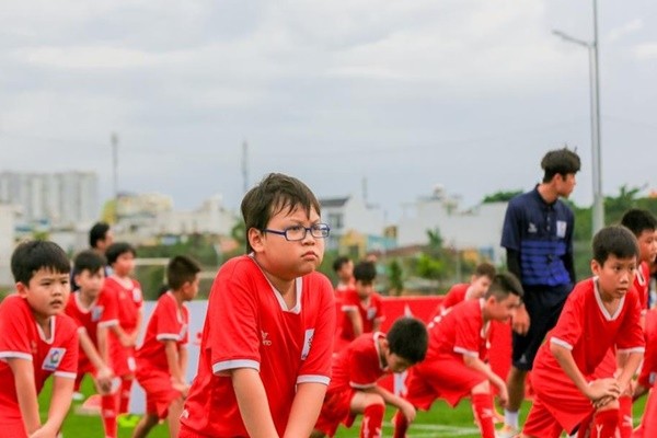 Passion Day đúng nghĩa là ngày hội đam mê bóng đá của 2.000 cầu thủ nhí Trung tâm  bóng đá trẻ em VietGoal phối hợp với thương hiệu Kamito tổ chức trên sân vận động Gia Định (Bình Thạnh). Các bậc phụ huynh ngồi trên khán đài cười ngặt nghẽo với con em mình trong một trận đá bóng kỷ lục. Các tuyển thủ Đình Trọng, Đức Chinh, Mạc Hồng Quân, Hồ Tấn Tài, Thanh Thịnh, Nghiêm Xuân Tú,… vừa đá vừa hòa chung tiếng cười vui nhộn với các em nhỏ. Bạn nhỏ Hàn Lam có biệt danh "Teppy siêu quậy" hào hứng khởi động chuẩn bị cho cuộc so tài có một không hai với các chú tuyển thủ Việt Nam.