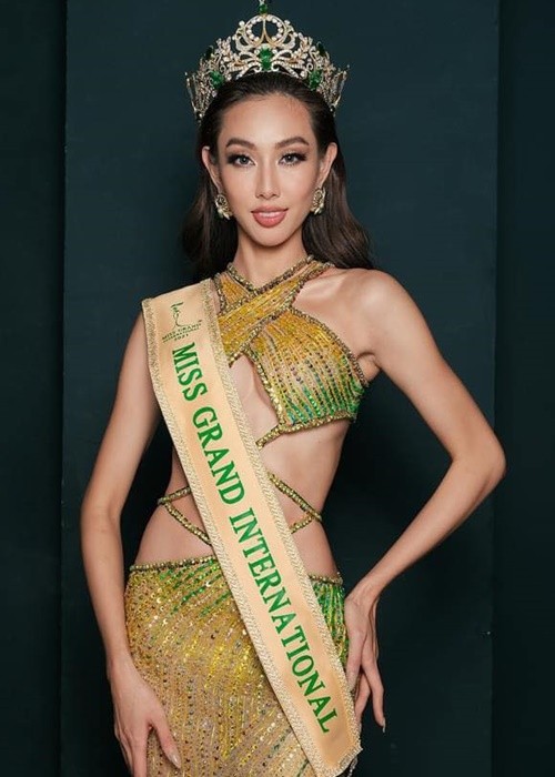 Tháng 12/2021, Nguyễn Thúc  Thùy Tiên đánh bại 58 người đẹp để đăng quang Miss Grand International- Hoa hậu Hòa bình Quốc tế. Cô là nhan sắc Việt đầu tiên giành chiến thắng ở đấu trường nhan sắc quốc tế này. Ảnh: FBNV