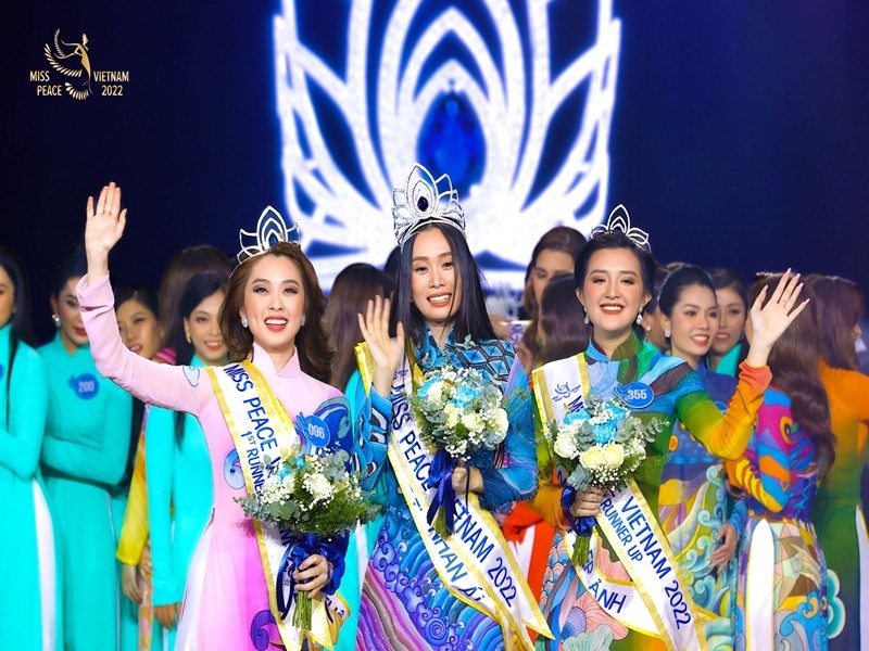 Cuộc thi Miss Peace Vietnam 2022 vừa khép lại với chiến thắng thuộc về Trần Thị Ban Mai (giữa).