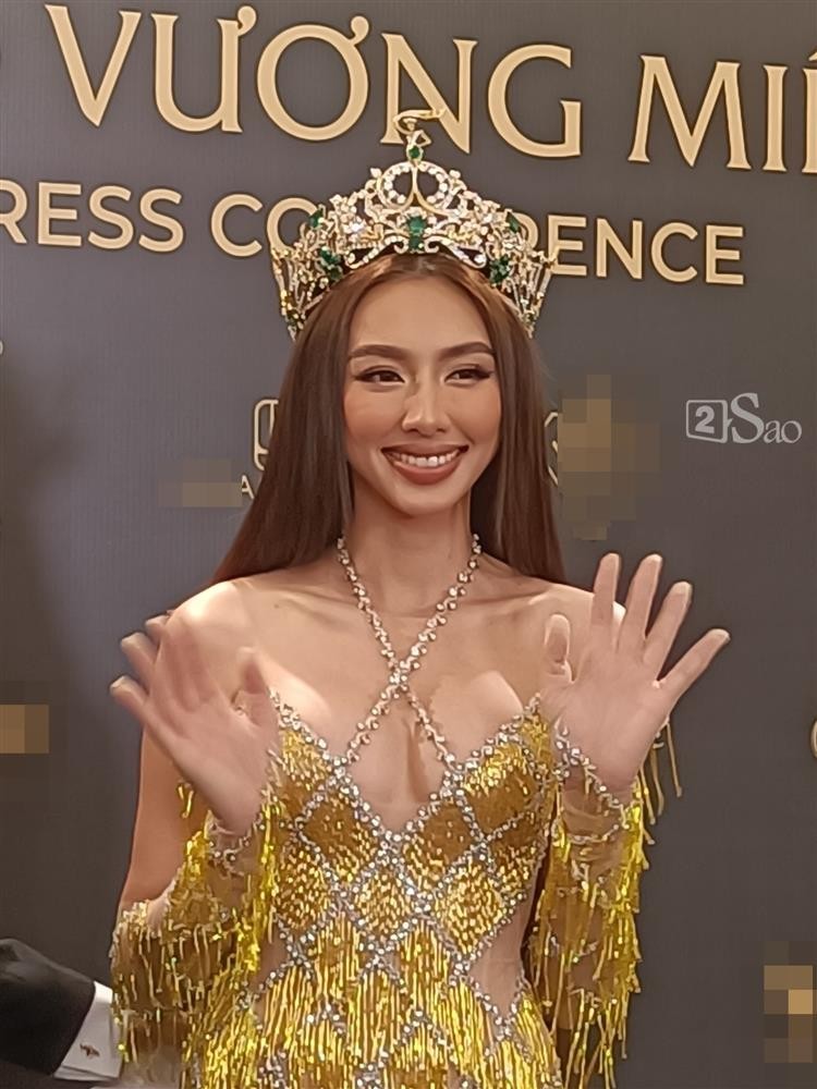 Mới đây,  Thùy Tiên xuất hiện trong buổi họp báo công bố vương miện Miss Grand Vietnam - Hoa hậu Hòa bình Việt Nam 2022. Sự xuất hiện của mỹ nhân 9X thu hút sự chú ý đặc biệt và nhanh chóng lọt vào ống kính "team qua đường".