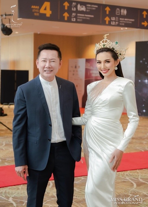 Mới đây, ông Nawat Itsaragrisil - Chủ tịch cuộc thi Miss Grand International - Hoa hậu Hòa bình Quốc tế tiết lộ,  Thùy Tiên kiếm ít nhất 2-3 triệu USD trong nhiệm kỳ hoa hậu. Ảnh: FBNV