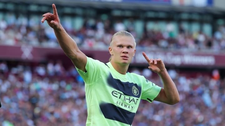 Kể từ khi chuyển sang khoác áo Man City trong hè 2022, Erling Haaland chơi bùng nổ. Anh ghi 17 bàn chỉ sau 11 trận ở Premier League. Tiền đạo 22 tuổi cũng lập kỷ lục cần ít trận nhất để có 3 cú hat-trick trong lịch sử giải đấu.