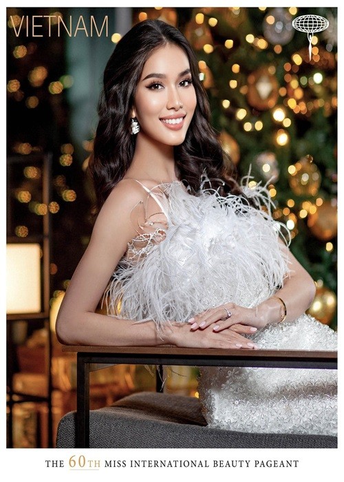 Cuối tháng 11/2022,  Á hậu Phương Anh sang Nhật Bản tham gia Miss International 2022 - Hoa hậu Quốc tế 2022. Trong hành trình thi đấu, đại diện Việt Nam trung thành với phong cách thanh lịch, kín đáo. Ảnh: BTC