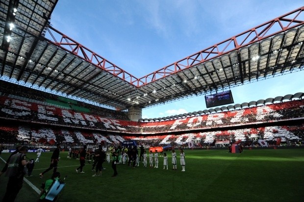 10. AC Milan vẫn chơi trên sân bóng huyền thoại San Siro với sức chứa 75.923 chỗ, nơi sẽ bị phá bỏ vào năm 2026. Với việc  đội bóng của Stefano Pioli giành chức vô địch giải đấu lần đầu tiên sau 11 năm vào mùa 2021/22, AC Milan có trung bình 57.748 người hâm mộ đến sân, con số cao thứ hai ở Serie A.