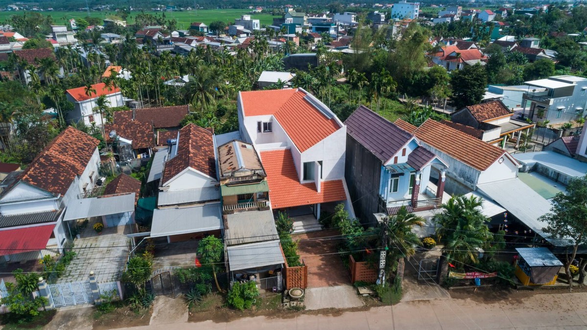 Quảng Ngãi House là công trình do nhóm kiến trúc sư Lê Viết Hội, Nguyễn Văn Đức và Đặng Thanh Bảo hoàn thành ở tỉnh Quảng Ngãi năm 2020. Tổng diện tích khu đất khoảng 300m2, trong đó diện tích xây dựng là 190m2, phần còn lại cho sân cổng.