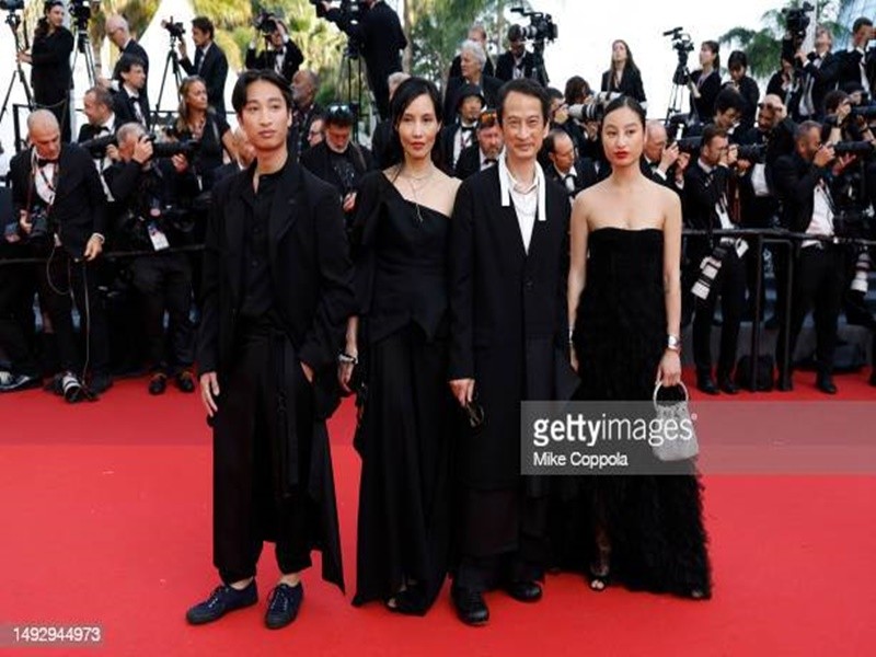 Phim La passion de Dodin Bouffant của đạo diễn Trần Anh Hùng tranh giải Cành cọ vàng ở Liên hoan phim  Cannes 2023. Ngày 24/5 (giờ Pháp), nam đạo diễn người Pháp gốc Việt dự buổi công chiếu phim. Đáng chú ý, xuất hiện trên thảm đỏ cùng Trần Anh Hùng (thứ hai bên phải) là vợ (thứ hai bên trái) và các con của nam đạo diễn. Ảnh: Getty.