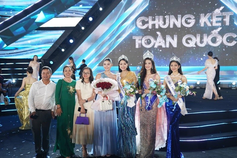  Đào Thị Hiền vừa giành danh hiệu Á hậu 1 Miss World Vietnam 2023- Hoa hậu Thế giới Việt Nam 2023. Cô là em gái của Đào Thị Hà (đứng giữa).