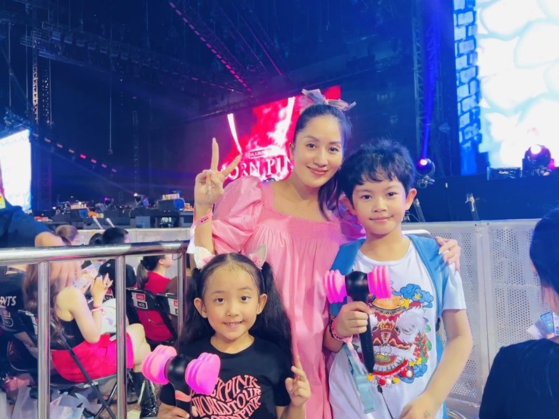 "Bà bầu" Khánh Thi đưa hai con đi xem  concert BlackPink tại Hà Nội diễn ra tối ngày 30/7.