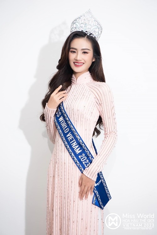 Sau khi đăng quang Miss World Vietnam 2023 - Hoa hậu Thế giới Việt Nam 2023, Huỳnh Trần Ý Nhi liên tục vướng ồn ào vạ miệng. Trong một buổi giao lưu. người đẹp nhận được câu hỏi bạn trai có cần thay đổi gì sau khi cô đăng quang hay không. Câu trả lời của Ý Nhi gây xôn xao. Ảnh: Fanpage.