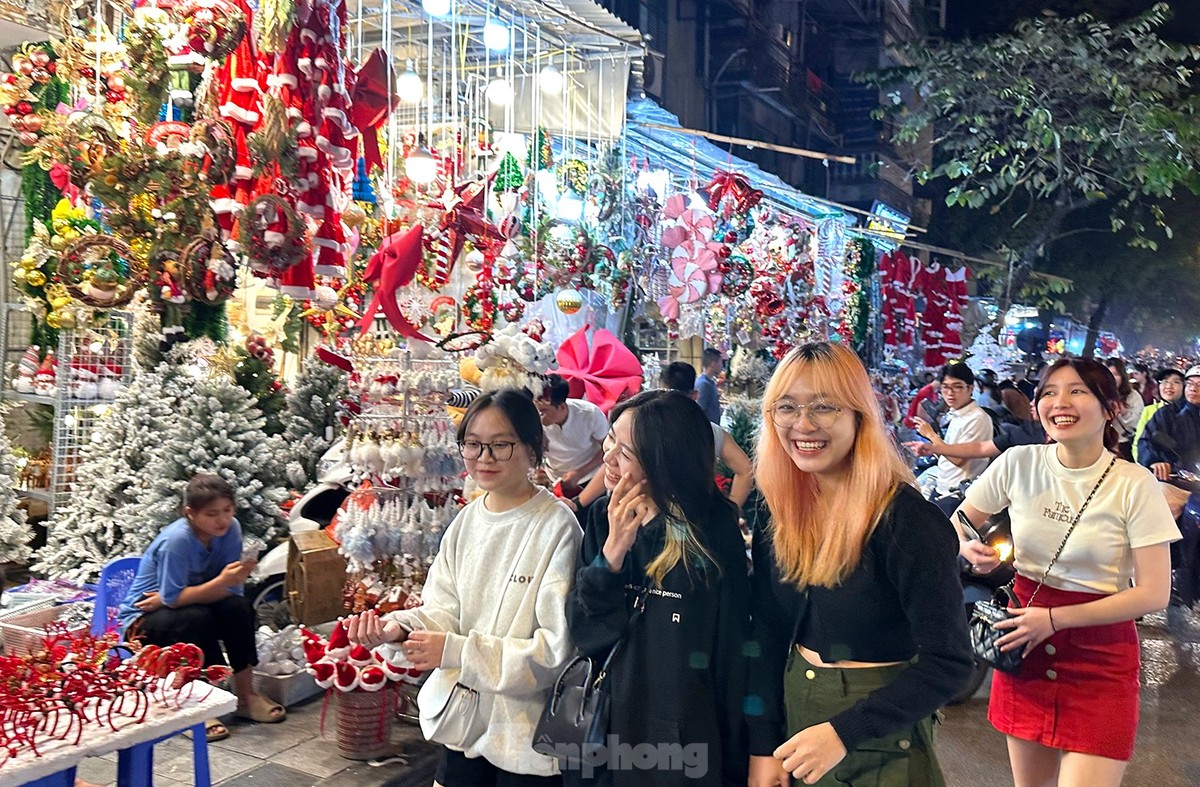 Gần đến ngày  lễ Noel, nhiều bạn trẻ khắp nơi đã đổ về phố Hàng Mã mua sắm và chụp ảnh check-in.