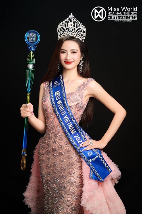 Cuối tháng 7/2023,  Ý Nhi giành vương miện Miss World Vietnam 2023 - Hoa hậu Thế giới Việt Nam 2023. Không lâu sau khi nổi tiếng, nàng hậu liên tục có phát ngôn bị chỉ trích kém tinh tế, còn non nớt. Ảnh: FBNV.