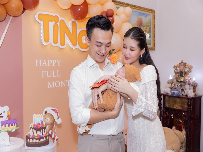  Hoa hậu Ngân Anh sinh con trai đầu lòng vào ngày 11/12/2023. Mới đây, cô cùng ông xã Phan Tô Ny tổ chức tiệc đầy tháng cho quý tử.