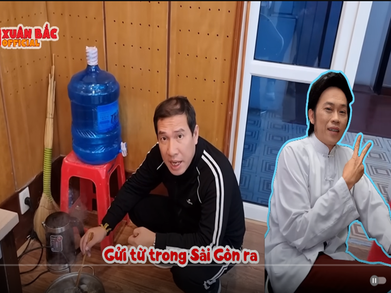 Mới đây, trên kênh Youtube cá nhân, Xuân Bắc đăng tải clip Quang Thắng rán cá. Món ăn là quà tặng của Hoài Linh dành cho các nghệ sĩ đóng  Táo quân 2024.