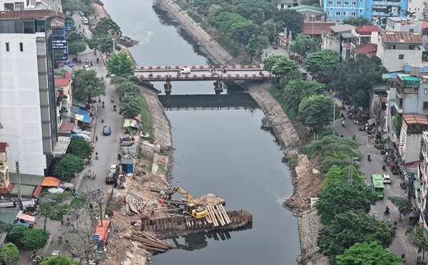 8 năm kể từ khi bắt đầu thi công, dự án Nhà máy xử lý nước thải Yên Xá (huyện Thanh Trì, Hà Nội) đang gấp rút hoàn thiện nhiều hạng mục quan trọng để vận hành thử cuối năm nay.Dự án được chia thành 4 gói thầu, trong đó gói thầu số 2 là xây dựng hệ thống cống gom nước thải cho sông Tô Lịch do Công ty Tekken (Nhật Bản) thi công. Gói thầu này bắt đầu triển khai từ ngày 16/3/2020, đến nay đã đạt 93% tiến độ.