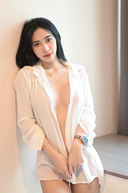  Hot girl Thanistha Thongsorn đang sinh sống tại thành phố Chiang Mai, Thái Lan.