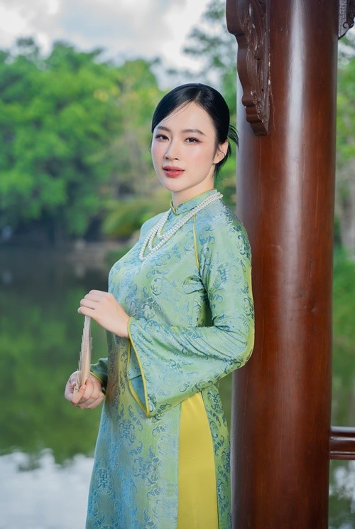 Trên fanpage thời gian qua,  Angela Phương Trinh có các phát ngôn gây sốc liên quan đến việc ông Thích Minh Tuệ đi bộ tu tập. Ảnh: FBNV.