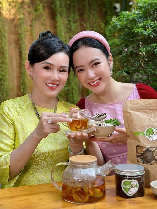 Mới đây, bố mẹ và em gái  Angela Phương Trinh cho biết, nữ diễn viên không liên lạc với gia đình 2 năm qua và thay đổi đến mức không nhận ra. Phía Angela Phương Trinh khẳng định, cô liên lạc với mọi người trừ mẹ ruột.