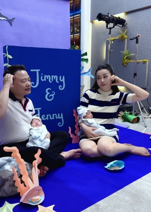 Nhân dịp cặp song sinh Jenny và Jimmy 1 tháng tuổi,  Shark Bình - Phương Oanh cùng các con chụp ảnh nghệ thuật. Trong đoạn clip do Phương Oanh đăng tải, Shark Bình tạo hình nửa trái tim bằng tay nhưng thay vì trên má, nam doanh nhân lại đặt trên trán khiến vợ cười nghiêng ngả.