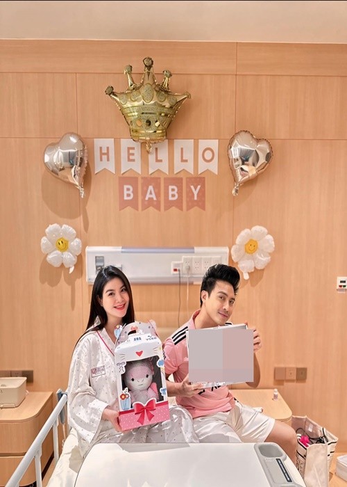  Diễn viên Kha Ly sinh con gái đầu lòng vào tối ngày 15/7. Theo Znews, con gái của Kha Ly và Thanh Duy tên thân mật là Lita, nặng 2,6 kg.