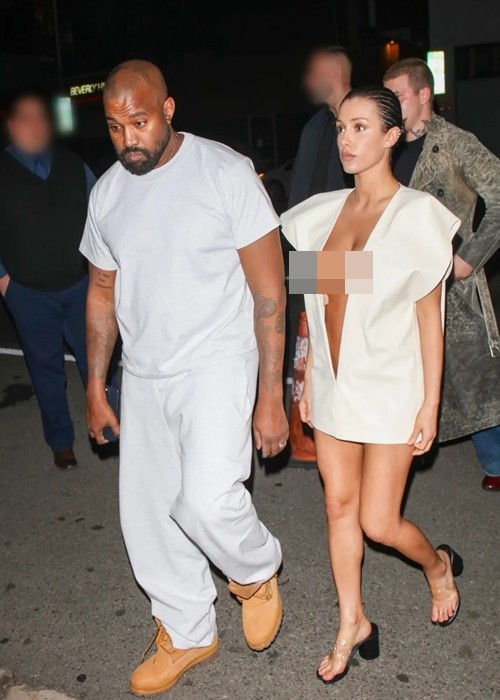 Bianca Censori -  vợ Kanye West sinh năm 1995, kém chồng 18 tuổi. Ảnh: Backgrid.