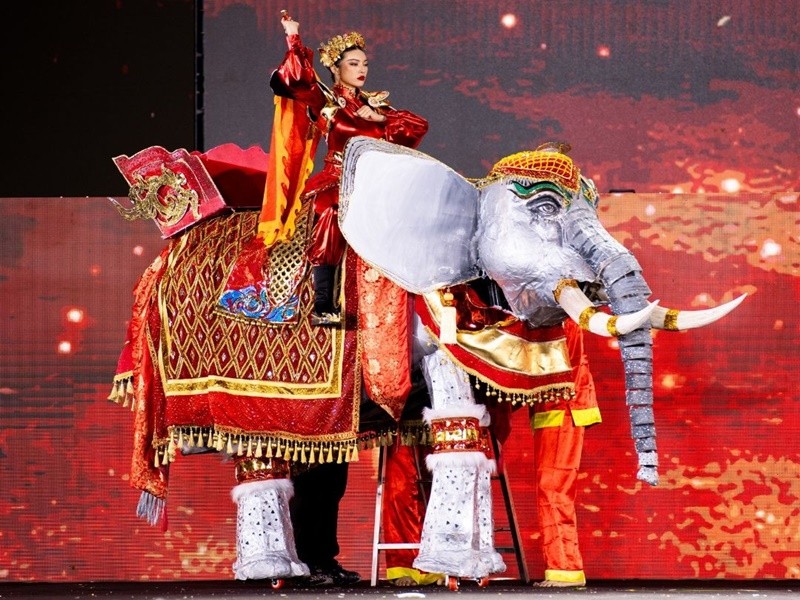 Trong đêm thi National costume (Trang phục văn hóa dân tộc) của cuộc thi Miss Grand Vietnam 2024 vừa qua, thí sinh trình diễn trang phục lấy cảm hứng từ hình ảnh Bà Trưng cưỡi voi ra trận song phần giới thiệu lại liên quan đến Bà Triệu. Ảnh: Vietnamnet.