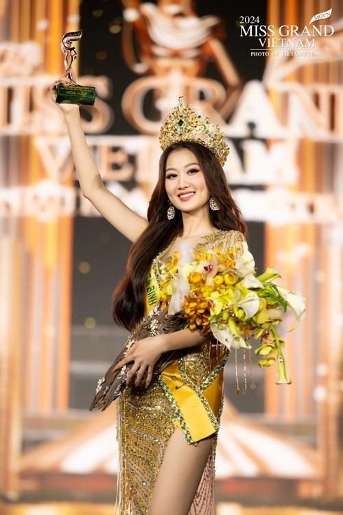 Tối ngày 3/8, Võ Lê Quế Anh đăng quang Miss Grand Vietnam 2024. Kết quả này nhanh chóng gây tranh cãi. Nhiều khán giả cho rằng Quế Anh không nổi bật bằng những thí sinh khác trong top 5. Ngoài ra, phần thi ứng xử của cô bị chê lan man, không được trôi chảy. Ảnh: Fanpage Miss Grand Vietnam.