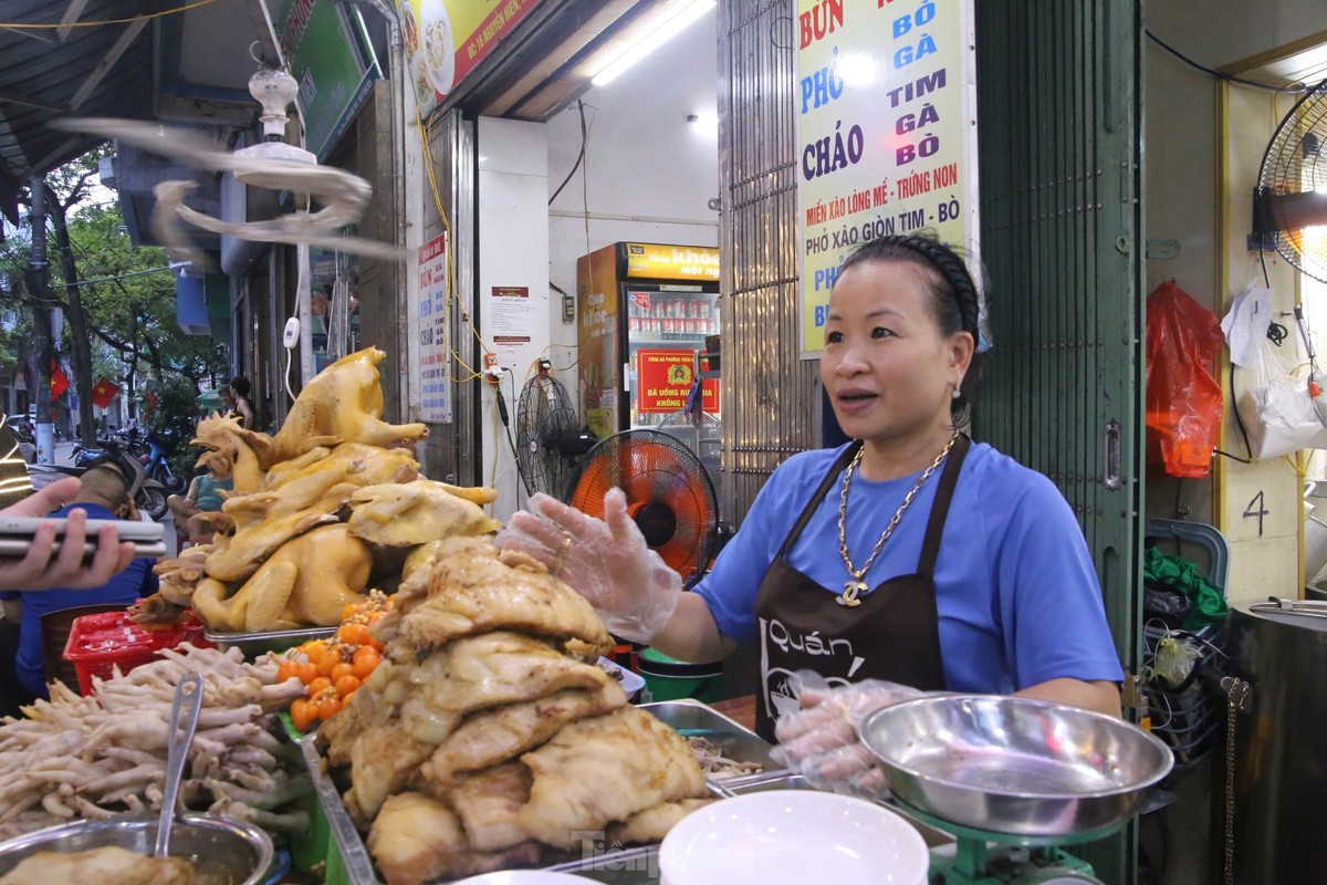 Nam Định không chỉ nổi tiếng với phở bò.  Phở xíu chấm ở thành Nam cũng tấp nập khách đến ăn mỗi tối. Chị Đỗ Thị Bé - chủ Quán Bé (phố Nguyễn Hiền, TP. Nam Định) - cho biết dù chỉ mở hàng từ cuối giờ chiều, mỗi ngày quán vẫn bán hết tới hơn 50 kg thịt. Từ 19h00-20h là khoảng thời gian đông khách nhất, quán hiếm khi còn chỗ trống vào khung giờ này.