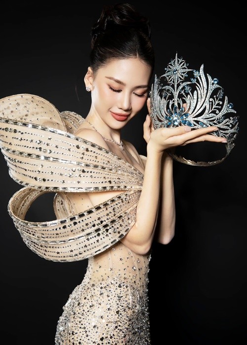  Bùi Quỳnh Hoa vừa hoàn thành nhiệm kỳ Miss Universe Vietnam khi trao vương miện cho người kế nhiệm - Nguyễn Cao Kỳ Duyên. Ảnh: FB Quỳnh Hoa.