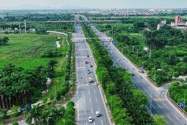 Đường Võ Nguyên Giáp kết nối Cảng hàng không quốc tế Nội Bài với trung tâm Thủ đô  Hà Nội dài 12km, rộng từ 70 - 100m, đi qua 2 huyện Đông Anh và Sóc Sơn. Dự án có tổng mức đầu tư 6.742 tỷ đồng, khánh thành đầu năm 2015.