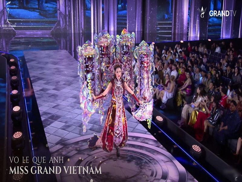 Tối ngày 20/10, phần thi Trang phục dân tộc (National Costume) thuộc khuôn khổ Miss Grand International 2024 diễn ra tại Thái Lan. Đại diện Việt Nam -  Hoa hậu Quế Anh mang đến bộ trang phục “Khảm xà cừ" của NTK Nguyễn Ngọc Tứ. Ảnh: Sen Vàng.