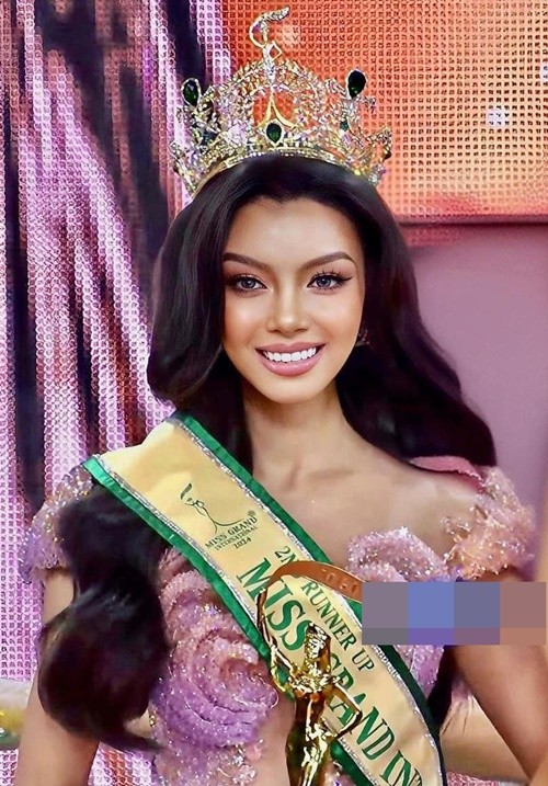 Tối ngày 25/10, đêm chung kết  Miss Grand International 2024 khép lại đầy ồn ào khi Htoo Ant Lwin - Giám đốc Miss Grand Myanmar gỡ vương miện Á hậu 2 của Thae Su Nyein - đại diện Myanmar ngay trên sân khấu. Ảnh: Tiền Phong. Ảnh: Tiền Phong.