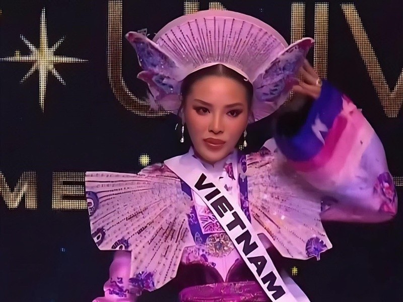 Trong bán kết Miss Universe 2024 diễn ra tại Mexico,  Hoa hậu Kỳ Duyên mang đến bộ quốc phục Ngọc Điệp Kỳ Nam. Trang phục lấy cảm hứng từ chiếc Lọng Bướm dưới thời triều Nguyễn vào thế kỷ 20. Ảnh: Fanpage Miss Universe Vietnam.