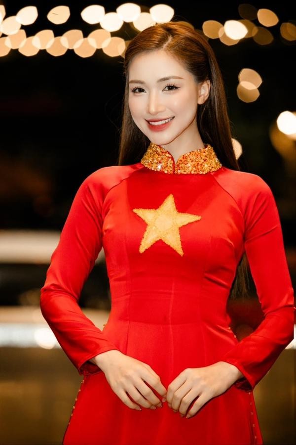   Nguyễn Thị Hòa (sinh năm 1995), thường được biết đến với nghệ danh Hòa Minzy, là ca sĩ, MC và diễn viên nổi tiếng. Tham gia Học viện ngôi sao 2014, Hòa Minzy gây ấn tượng với khả năng ca hát, nhảy múa và biến đổi phong cách. Vượt qua nhiều đối thủ nặng ký, cô giành ngôi quán quân. 10 năm hoạt động âm nhạc, cô có các bài hit như: Rời bỏ, Không thể cùng nhau suốt kiếp, Thị Mầu... 