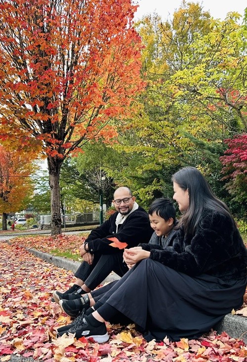 Vợ chồng  Huỳnh Đông - Ái Châu cùng con trai sống ở Toronto, Canada từ cuối tháng 7/2023. Theo Dân Việt, vì yêu thích thời tiết, khí hậu và phong cảnh xứ lá phong, Huỳnh Đông bàn bạc với vợ việc định cư nơi đây.