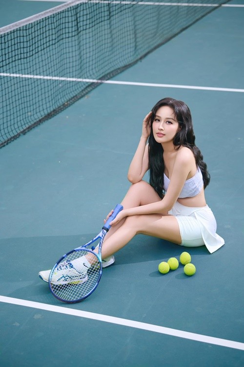 Tập tennis,  Hoa hậu Mai Phương Thúy kết hợp áo croptop cùng chân váy ngắn.